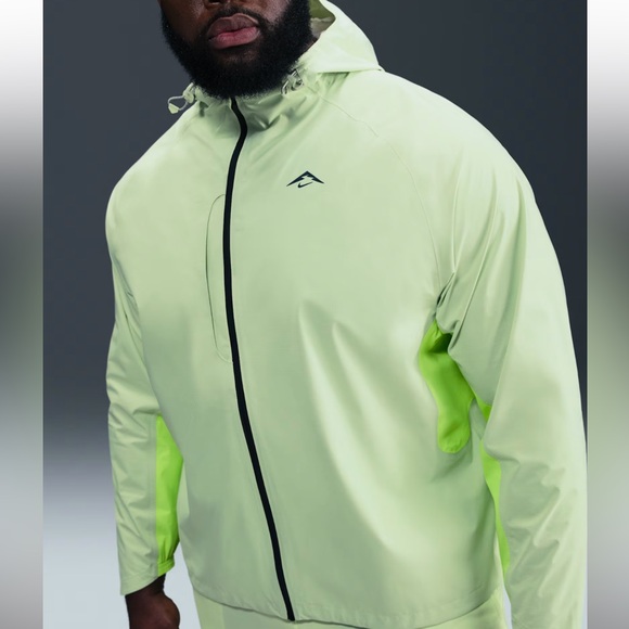 Nike Cosmic PeaksMen's Storm-FIT ADV Running Jacket. Size Medium. NWT.